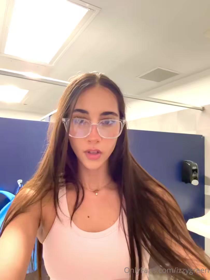 Izzy Green Public Bathroom Dildo Play OnlyFans Video Leaked