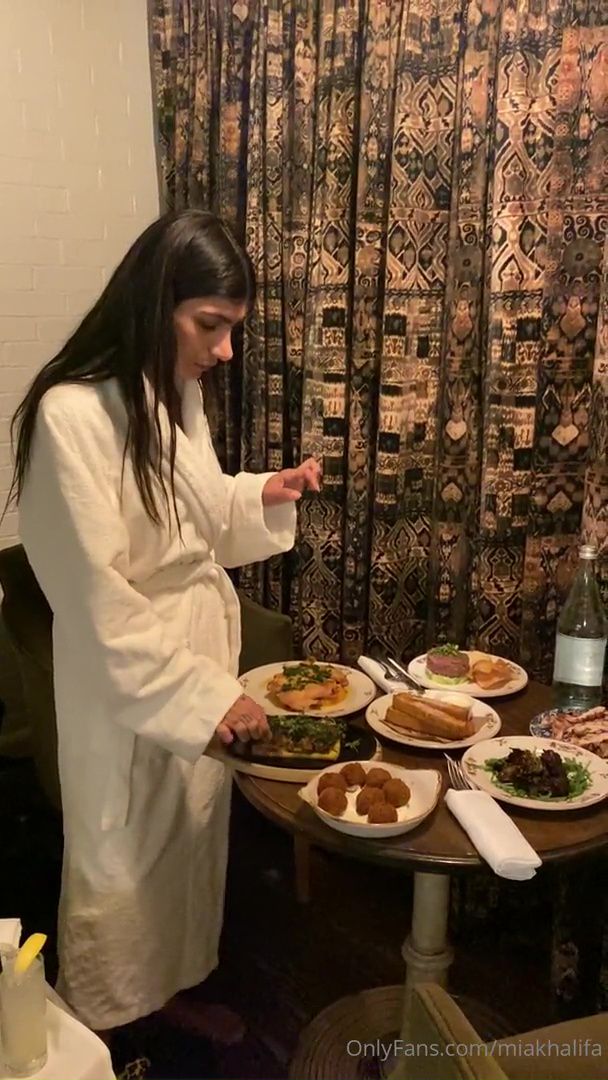 Mia Khalifa Topless Hotel Dinner OnlyFans Video Leaked