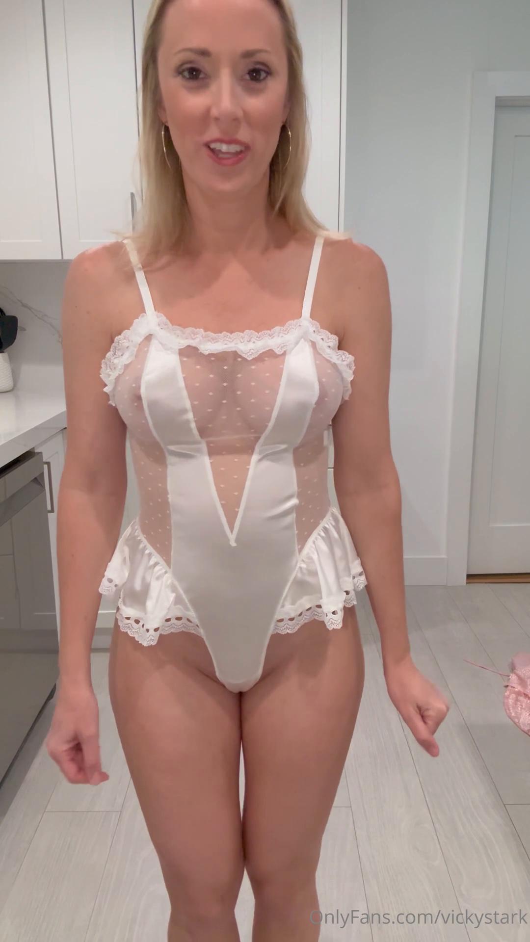 Vicky Stark Silk Nightwear Try-On Onlyfans Video Leaked