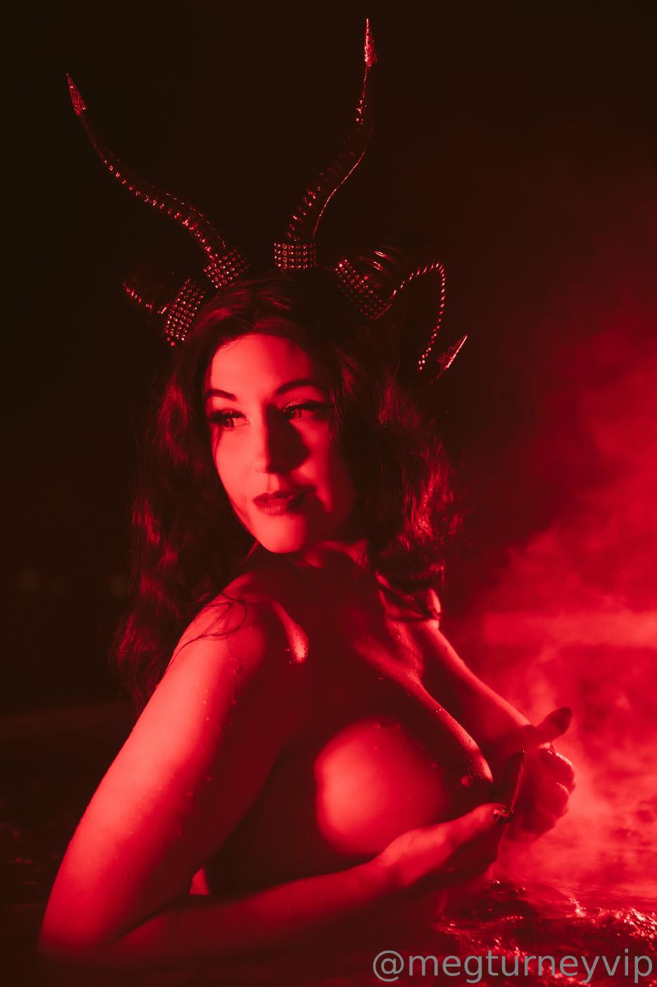 Meg Turney Krampus Hot Tub Onlyfans Video Leaked