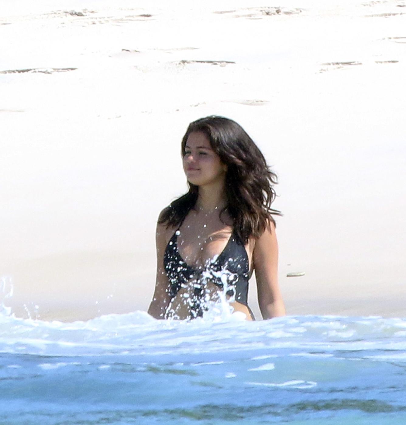 Selena Gomez Sexy Paparazzi One-Piece Swimsuit Set Leaked