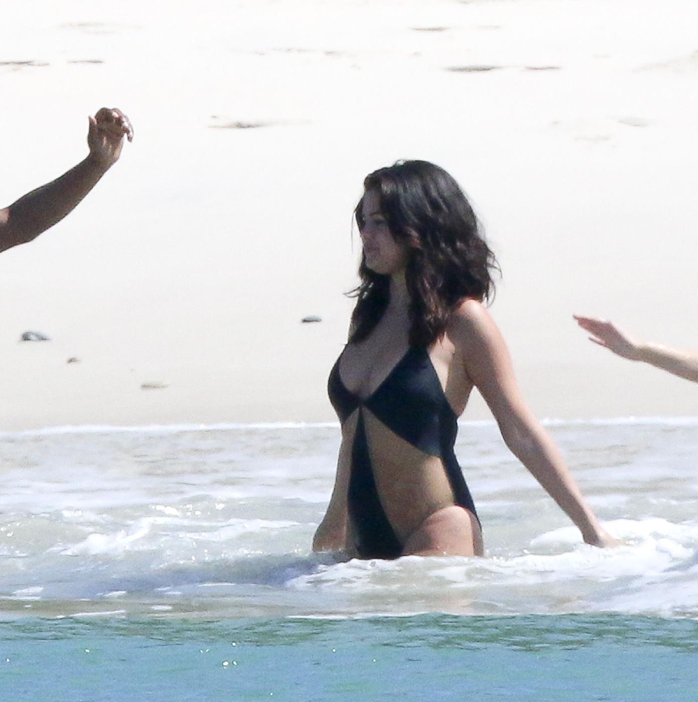 Selena Gomez Sexy Paparazzi One-Piece Swimsuit Set Leaked