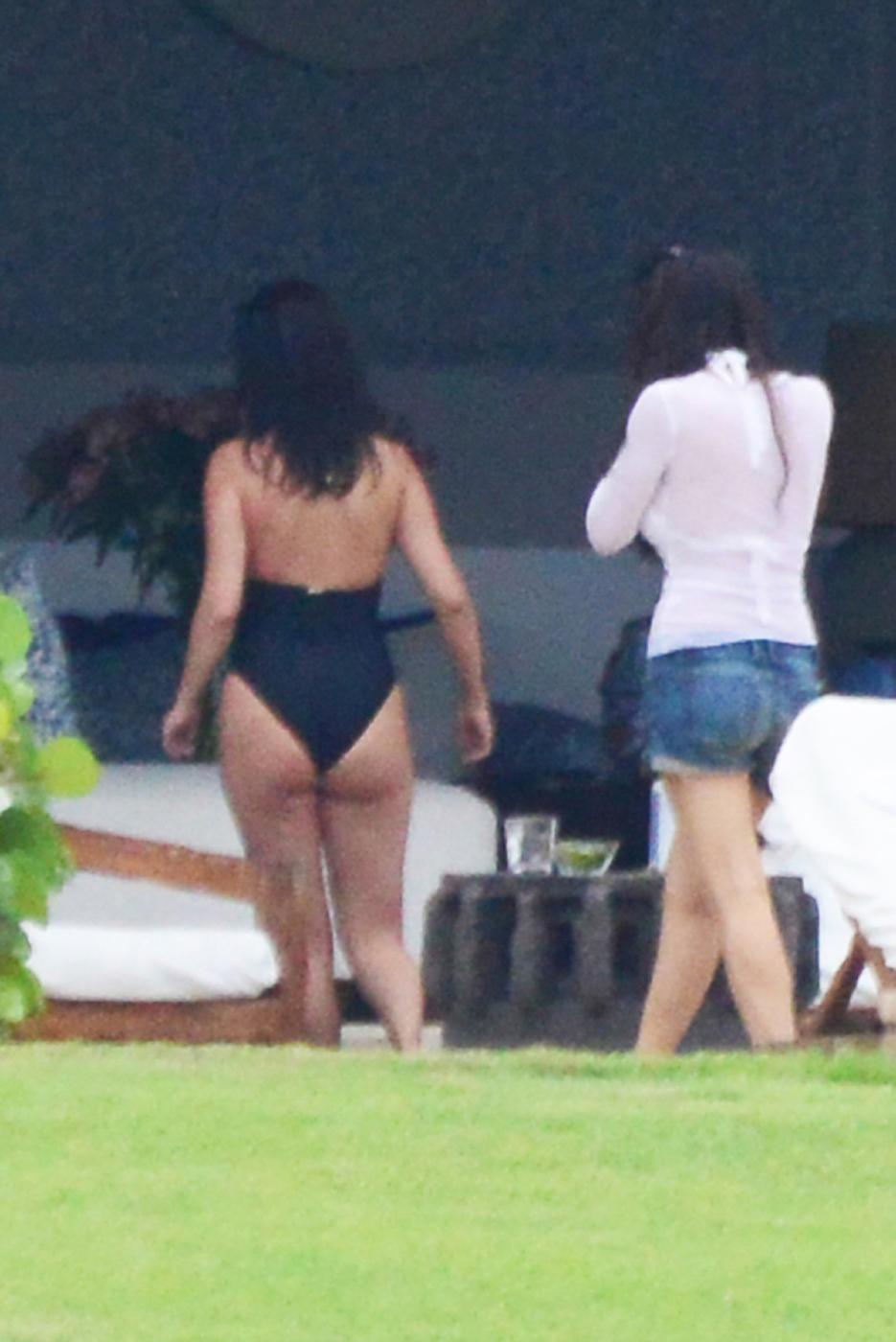 Selena Gomez Sexy Paparazzi One-Piece Swimsuit Set Leaked