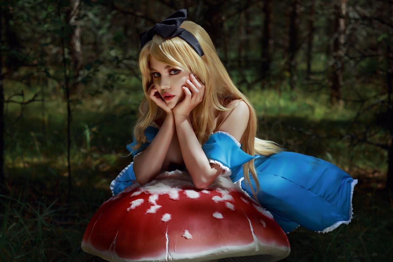 Kalinka Fox Alice in Wonderland Cosplay Set Leaked