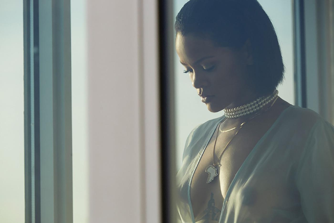 Rihanna Sexy Bikini Robe Nipple Slip Photos Leaked