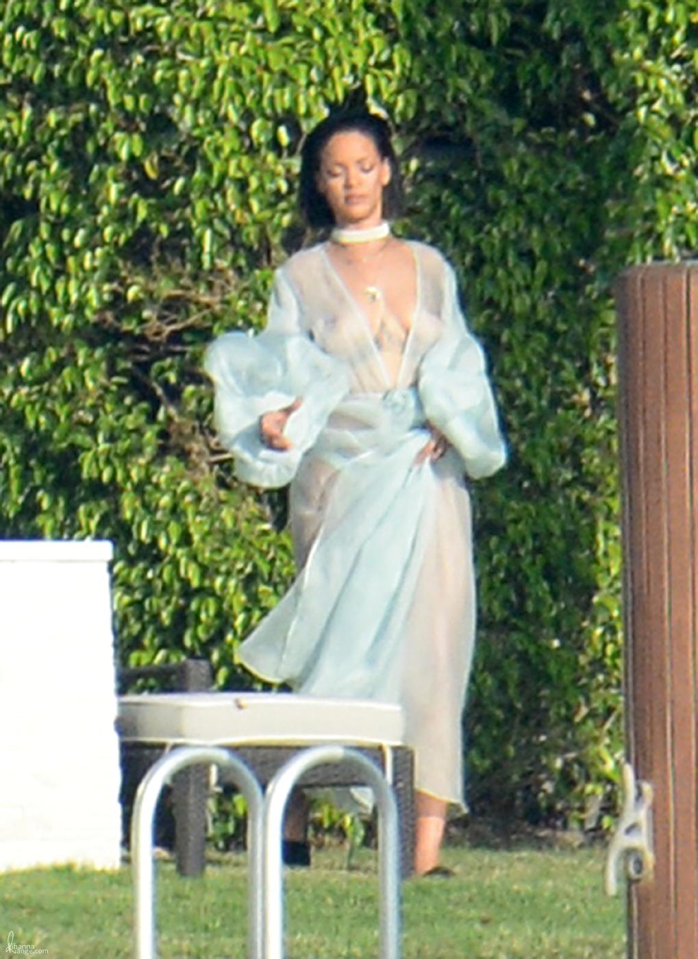 Rihanna Sexy Bikini Robe Nipple Slip Photos Leaked