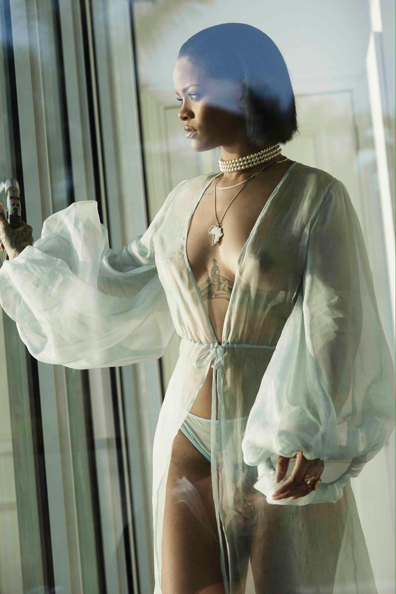 Rihanna Sexy Bikini Robe Nipple Slip Photos Leaked