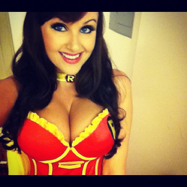 Angie Griffin Nude Supergirl Cosplay leaked!