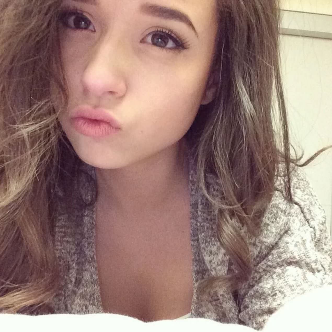 Pokimane Nude Twitch Streamer Leaked!